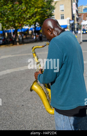 USA, Pittsburgh PA Pennsylvania a saxophone musician playing for tips in Market Square Stock Photo