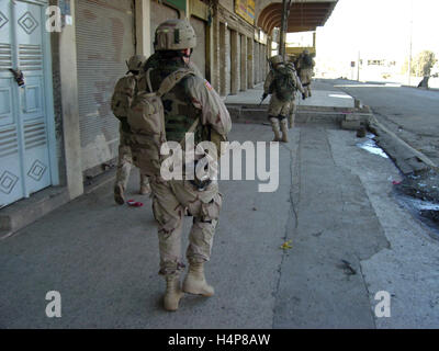 3rd December 2004 U.S. Army soldiers of the 1st Battalion, 24th Infantry Regiment, 'Deuce Four', on the streets of Mosul, Iraq. Stock Photo