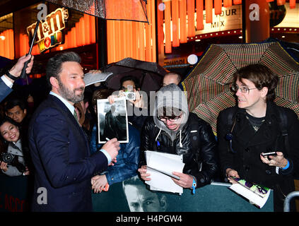 Ben Affleck signs autographs for fans attending the European premiere of The Accountant at Cineworld in Leicester Square, London. See PA story SHOWBIZ Accountant. PRESS ASSOCIATION Photo. Picture date: Monday 17th October, 2016. Photo credit should read: Ian West/PA Wire. Stock Photo