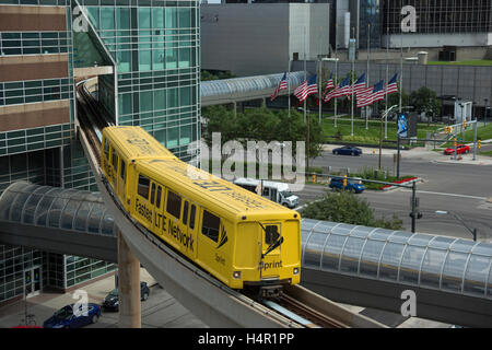 PEOPLE MOVER ELEVATED MONORAIL DOWNTOWN DETROIT MICHIGAN USA Stock Photo