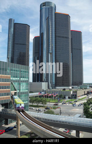 PEOPLE MOVER ELEVATED MONORAIL GM RENAISSANCE CENTER TOWERS (©JOHN PORTMAN 1977) DOWNTOWN DETROIT MICHIGAN USA Stock Photo