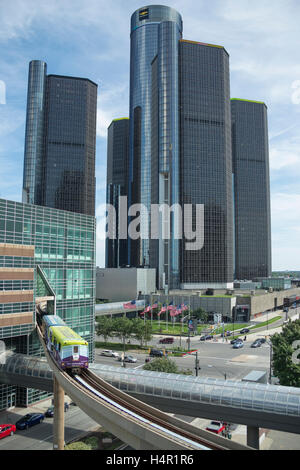 PEOPLE MOVER ELEVATED MONORAIL GM RENAISSANCE CENTER TOWERS (©JOHN PORTMAN 1977) DOWNTOWN DETROIT MICHIGAN USA Stock Photo