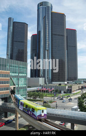 PEOPLE MOVER ELEVATED MONORAIL GM RENAISSANCE CENTER TOWERS (©JOHN PORTMAN 1977) DOWNTOWN DETROIT MICHIGAN USA Stock Photo