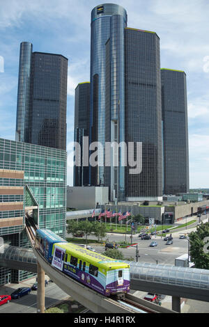 PEOPLE MOVER ELEVATED MONORAIL GM RENAISSANCE CENTER TOWERS (©JOHN PORTMAN 1977) DOWNTOWN DETROIT MICHIGAN USA Stock Photo