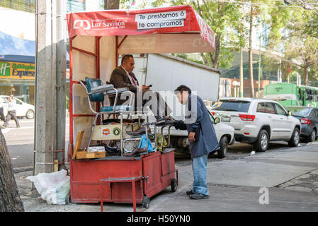 A man gets his shoes cleaned in Mexico City, Mexico, 03 October 2016. Photo: Candy Welz/dpa Stock Photo