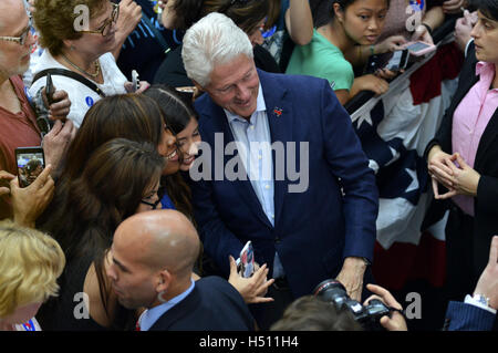 Blue Bell, Pennsyvlnia, USA. 18th Oct, 2016. Former President Bill Clinton greets voters after rallying for Hillary Clinton at Montgomery County Community College, in Blue Bell, Pennsylvania, on October 18, 2016. Credit:  Bastiaan Slabbers/ZUMA Wire/Alamy Live News Stock Photo