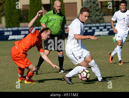 Williamsburg, VA, USA. 18th Oct, 2016. 20161018 - Georgetown forward ZACH KNUDSON (27) reverses his attack against Princeton defender SEAN MCSHERRY (3) in the first half at Shaw Field in Washington. © Chuck Myers/ZUMA Wire/Alamy Live News Stock Photo