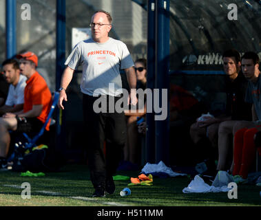 Williamsburg, VA, USA. 18th Oct, 2016. 20161018 - Princeton head coach JIM BARLOW watches match action against Georgetown in the second half at Shaw Field in Washington. © Chuck Myers/ZUMA Wire/Alamy Live News Stock Photo
