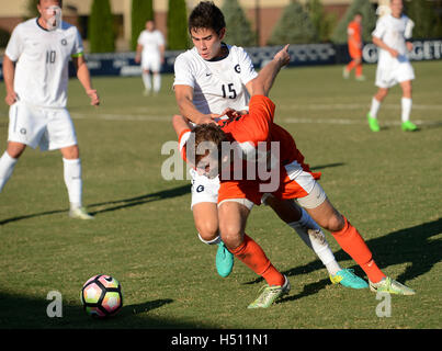 Williamsburg, VA, USA. 18th Oct, 2016. 20161018 - Princeton defender MARK ROMANOWSKI (18) struggles with Georgetown midfielder KYLE ZAJEC (15) during a battle for the ball in the second half at Shaw Field in Washington. © Chuck Myers/ZUMA Wire/Alamy Live News Stock Photo