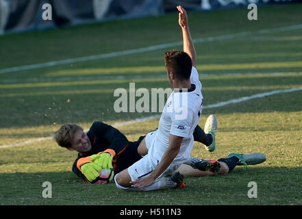 Williamsburg, VA, USA. 18th Oct, 2016. 20161018 - Princeton goalkeeper JACOB SCHACHNER (28) covers the ball on a scoring attempt by Georgetown midfielder ARUN BASULJEVIC (7) during overtime at Shaw Field in Washington. © Chuck Myers/ZUMA Wire/Alamy Live News Stock Photo
