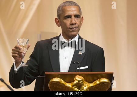 Washington, District of Columbia, USA. 18th Oct, 2016. US President Barack Obama offers a toast to Italian Prime Minister Matteo Renzi during a state dinner on the South Lawn of the White House in Washington DC, USA, 18 October 2016. President Obama hosts his final state dinner, featuring celebrity chef Mario Batali and singer Gwen Stefani performing after dinner. Credit: Michael Reynolds/Pool via CNP Credit:  Michael Reynolds/CNP/ZUMA Wire/Alamy Live News Stock Photo
