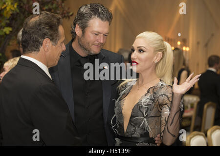 Washington, District of Columbia, USA. 18th Oct, 2016. US entertainer Gwen Stefani (R), US entertainer Blake Shelton (C) and New York Governor Andrew Cuomo (L) attend a state dinner for Italian Prime Minister Matteo Renzi, hosted by US President Barack Obama, on the South Lawn of the White House. Gwen Stefani performing after dinner. Credit:  Michael Reynolds/CNP/ZUMA Wire/Alamy Live News Stock Photo