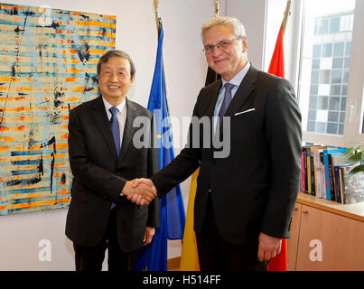 Brussels, Belgium. 18th Oct, 2016. Chinese Vice Premier Ma Kai (L) meets with Kris Peeters, Belgian deputy prime minister and minister of employment, economy and consumer affairs, in charge of foreign trade, in Brussels, Belgium, Oct. 18, 2016. Credit:  Ye Pingfan/Xinhua/Alamy Live News Stock Photo