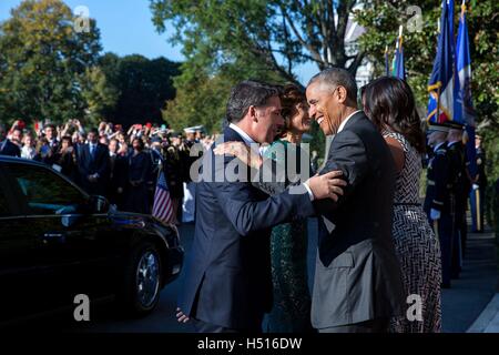 Washington DC, USA. 18th Oct, 2016. U.S. President Barack Obama embraces Italian Prime Minister Matteo Renzi and First Lady Michelle Obama welcomes Agnese Landini, for the State Arrival ceremony on the South Lawn of the White House October 18, 2016 in Washington, DC. Credit:  Planetpix/Alamy Live News Stock Photo