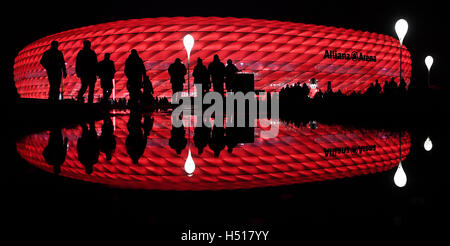 Munich, Germany. 19th Oct, 2016. Supporters of both teams arrive at the stadium prior to the UEFA Champions League soccer match between FC Bayern Munich and PSV Eindhoven in the Allianz Arena in Munich, Germany, 19 October 2016. Photo: Sven Hoppe/dpa/Alamy Live News Stock Photo