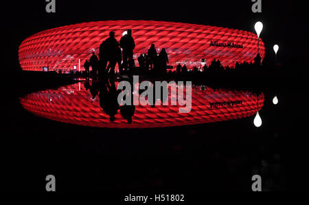 Munich, Germany. 19th Oct, 2016. Supporters of both teams arrive at the stadium prior to the UEFA Champions League soccer match between FC Bayern Munich and PSV Eindhoven in the Allianz Arena in Munich, Germany, 19 October 2016. Photo: Sven Hoppe/dpa/Alamy Live News Stock Photo