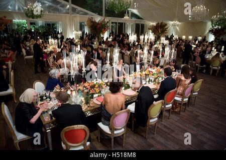 U.S. President Barack Obama chats with Italian first lady Agnese Landini at the head table during the State Dinner on the South Lawn of the White House October 18, 2016 in Washington, DC. © Planetpix/Alamy Live News Stock Photo