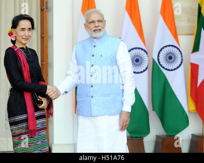 New Delhi, India. 19th Oct, 2016. Indian Prime Minister Narendra Modi (R) shakes hands with Myanmar State Counsellor and Foreign Minister Aung San Suu Kyi before their bilateral meeting at the Hyderabad House in New Delhi, India, Oct. 19, 2016. © Partha Sarkar/Xinhua/Alamy Live News Stock Photo