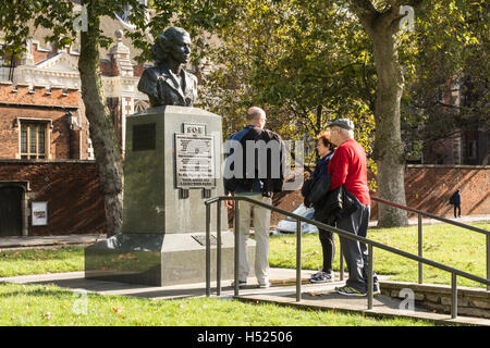 Statue commemorating Violette Szabo, and members of the SOE, on the Albert Embankment, Lambeth, London. Stock Photo