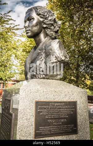 Statue commemorating Violette Szabo, and members of the SOE, on the Albert Embankment, Lambeth, London. Stock Photo