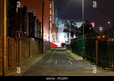 LIVERPOOL UK. 17TH OCTOBER 2016. Terraced houses dwarfed by Liverpool Football Clubs new £114 million stand Stock Photo