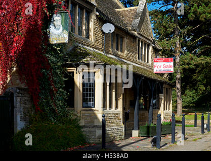 The Kings Head pub in Apethorpe, closed and for sale, Northamptonshire, England UK Stock Photo