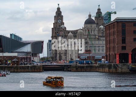 DUKW tour crosses Albert Dock in Liverpool Stock Photo