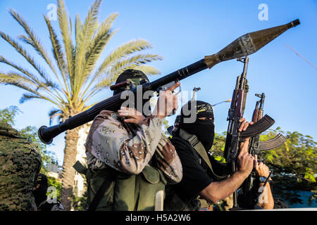 Gaza. 19th Oct, 2016. Members of Al-Quds Brigades, armed wing of Palestinian Islamic Jihad (PIJ) movement march during a parade, staged to mark 29th foundation anniversary of PIJ. Credit:  Nidal Alwaheidi/Pacific Press/Alamy Live News Stock Photo