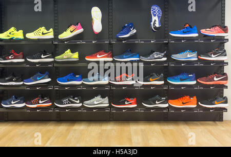nike running shoes store