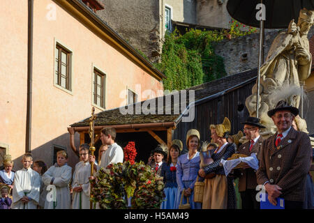 Weißenkirchen in der Wachau: Thanksgiving, prayer, women with gold caps, men with hut with Steinfeder (European feather grass; S Stock Photo