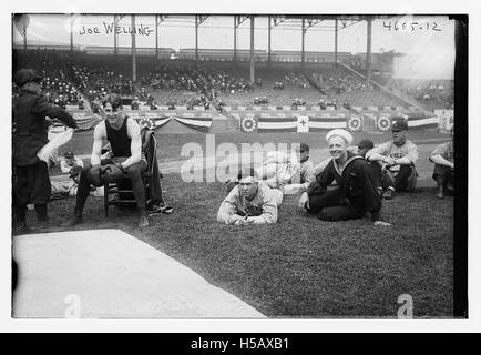 Joe Welling, boxer [amid Cleveland baseball players in stad Stock Photo