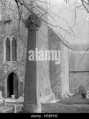 Celtic cross situated in the churchyard at St Nicholas and St Teilo's church, Penally Stock Photo