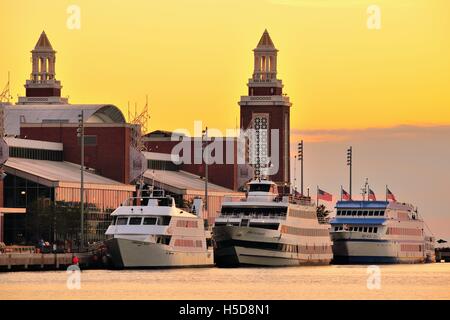 Ships tied up at Chicago's Navy Pier at sunrise. The sun was shielded from view by a strip of heavy clouds and fog. Chicago, Illinois, USA. Stock Photo