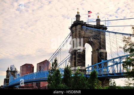 The John A. Roebling Suspension Bridge spanning the Ohio River between Cincinnati, Ohio and Covington, Kentucky. Cincinnati, Ohio, USA. Stock Photo