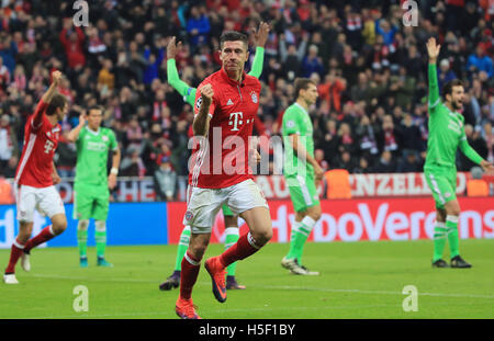 Munich, Germany. 19th Oct, 2016. Bayern Munich's Robert Lewandowski (Front) celebrates his goal during the UEFA Champions League Group D football match between FC Bayern Munich and PSV Eindhoven in Munich, Germany, Oct. 19, 2016. © Philippe Ruiz/Xinhua/Alamy Live News Stock Photo