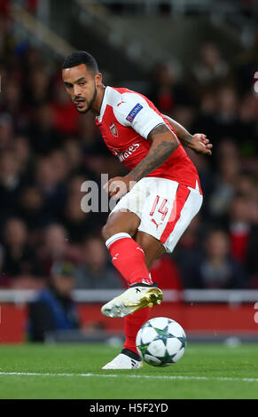 Emirates Stadium, London, UK. 19th Oct, 2016. Arsenal’s Theo Walcott slots the ball into the box during the UEFA Champions League match between Arsenal and Ludogorets Razgrad at the Emirates Stadium in London. October 19, 2016. EDITORIAL USE ONLY Credit:  Telephoto Images / Alamy Live News Stock Photo
