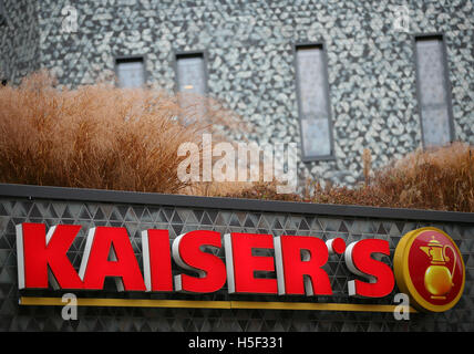 Cologne, Germany. 20th Oct, 2016. The logo of the German supermarket chain Kaiser's Tengelmann in Cologne, Germany, 20 October 2016. The ailing chain currently faces the closure of numerous local stores. Photo: Oliver Berg/dpa/Alamy Live News Stock Photo