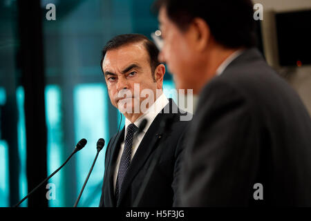 Tokyo, Japan. 20th October, 2016.  (L to R) Carlos Ghosn, Chairman and Chief Executive Officer of Nissan Motor Co., Ltd. and Osamu Masuko, Mitsubishi Motors Corporation (MMC) President and Chief Executive Officer speak during a press conference on October 20, 2016, Tokyo, Japan. Ghosn announced that Nissan completed its acquisition of a 34% equity stake in MMC for 237 billion yen, becoming its single largest shareholder. Credit:  Rodrigo Reyes Marin/AFLO/Alamy Live News Stock Photo