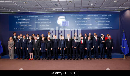 Brussels, Belgium. 20th Oct, 2016. European Union leaders pose for family photos during an EU Summit at its headquarters in Brussels, Belgium, Oct. 20, 2016. Credit:  Ye Pingfan/Xinhua/Alamy Live News Stock Photo