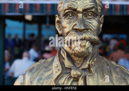 Miami, Florida, USA. 24th Jan, 2012. Gold statue of Generalisimo Maximo Gomez at the domino park in Little Havana (La Pequena Habana) a neighborhood within the City of Miami. Maximo Gomez y Baez (November 18, 1836 in Bani, Dominican Republic - June 17, 1905 in Havana, Cuba) was a Major General in the Ten Years' War (1868Ð1878) and Cuba's military commander in that country's War of Independence (1895Ð1898). © Ruaridh Stewart/ZUMAPRESS.com/Alamy Live News Stock Photo