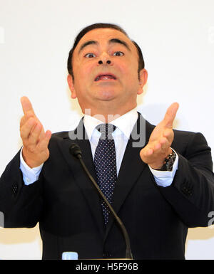 Tokyo, Japan. 20th Oct, 2016. Nissan Motor chairman Carlos Ghosn announces MitsubishiMotors joins Renault-Nissan alliance at a press conference in Tokyo on Thursday, October 20, 2016. Ghosn will become chaiman of Mitsubishi Motors and Mitsubishi Motors president Osamu Masuko will stay current position. © Yoshio Tsunoda/AFLO/Alamy Live News Stock Photo