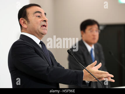 Tokyo, Japan. 20th Oct, 2016. Nissan Motor chairman Carlos Ghosn (L) and Mitsubishi Motors president Osamu Masuko announce Mitsubishi joins Renault-Nissan alliance at a press conference in Tokyo on Thursday, October 20, 2016. Ghosn will become chaiman of Mitsubishi Motors and Masuko will stay current position. © Yoshio Tsunoda/AFLO/Alamy Live News Stock Photo
