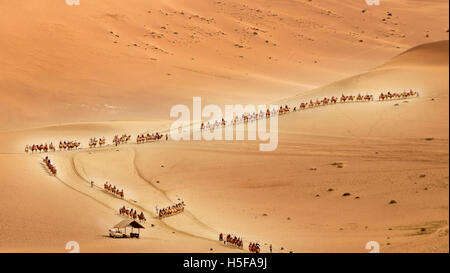 Dunhuang, Dunhuang, China. 25th Sep, 2016. Dunhuang, CHINA-September 25 2016: (EDITORIAL USE ONLY. CHINA OUT) .Stunning scenery of Echoing-Sand Mountain and Crescent Lake in Dunhuang, northwest China's Gansu Province, September 25, 2016. © SIPA Asia/ZUMA Wire/Alamy Live News Stock Photo