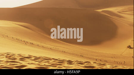 Dunhuang, Dunhuang, China. 25th Sep, 2016. Dunhuang, CHINA-September 25 2016: (EDITORIAL USE ONLY. CHINA OUT) .Stunning scenery of Echoing-Sand Mountain and Crescent Lake in Dunhuang, northwest China's Gansu Province, September 25, 2016. © SIPA Asia/ZUMA Wire/Alamy Live News Stock Photo