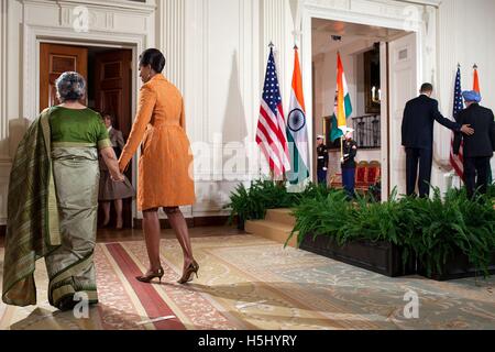 U.S. First Lady Michelle Obama and U.S. President Barack Obama escort Indian Prime Minister Manmohan Singh and his wife Gursharan Kaur after the State Arrival ceremony at the White House East Room November 24, 2009 in Washington, DC. Stock Photo