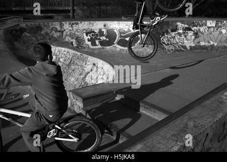 Cyclists at Exhibition Park skate bowl, Newcastle upon Tyne, England Stock Photo