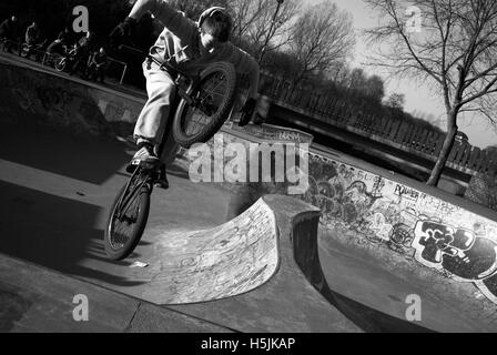 Cyclists at Exhibition Park skate bowl, Newcastle upon Tyne, England Stock Photo