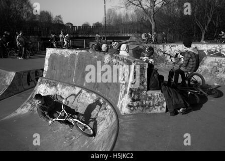 Cyclists and skateboarders at Exhibition Park skate bowl, Newcastle upon Tyne, England Stock Photo