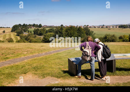 UK, England, Wiltshire, Amesbury, visitors at Woodhenge looking at landscape Stock Photo