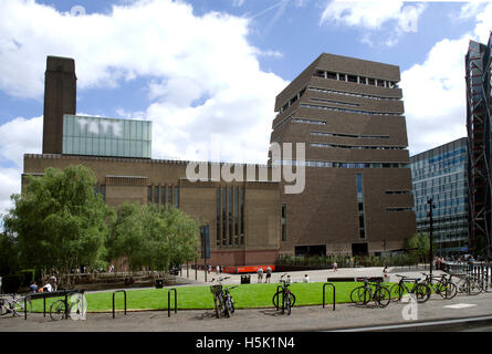 New extension to Tate Modern by archutects Herzog & de Meuron also refered to as Switch House Stock Photo